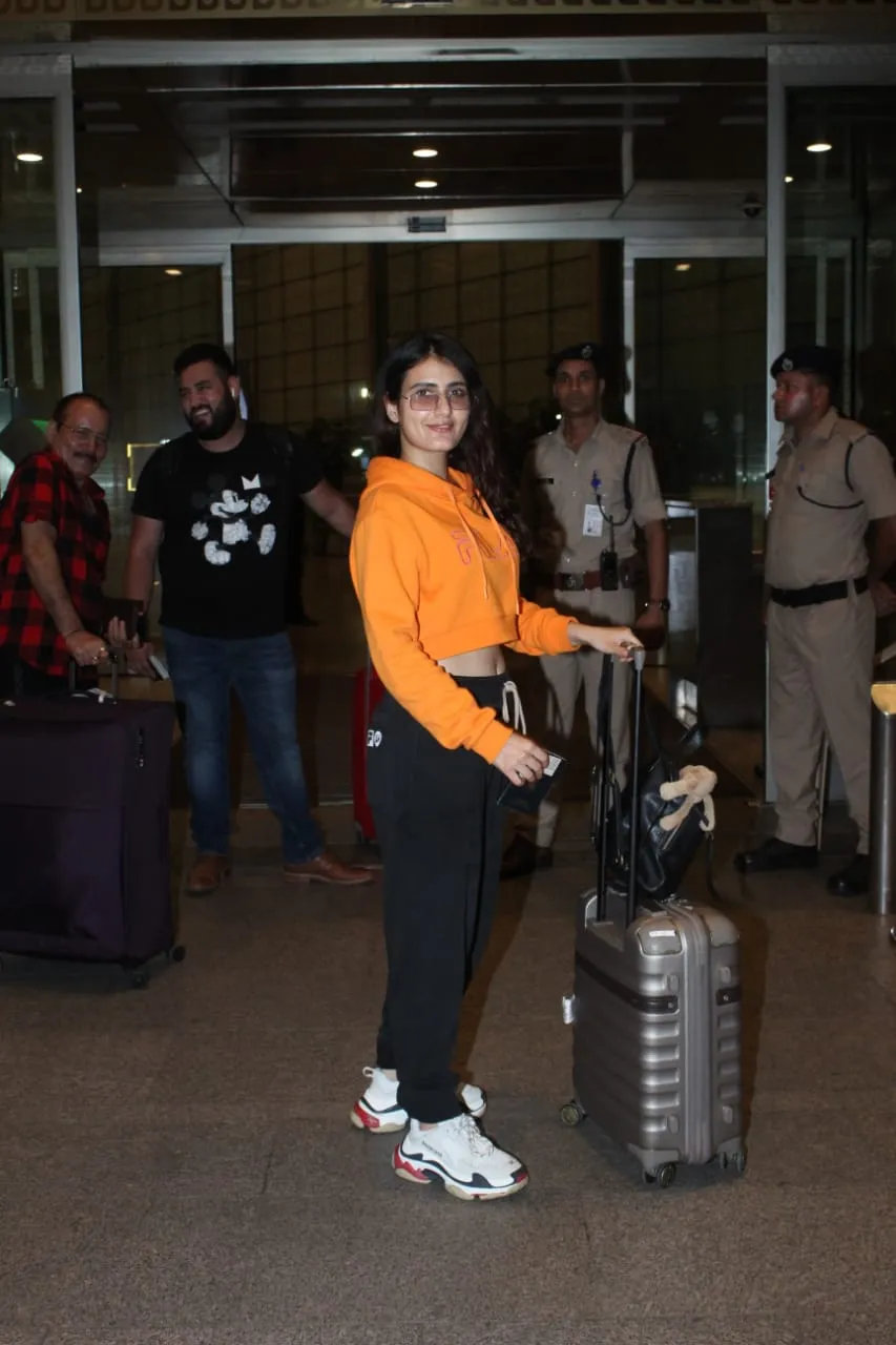 मुंबई एयरपोर्ट पर दंगल गर्ल फातिमा सना शेख का दिखा कूल अंदाज़