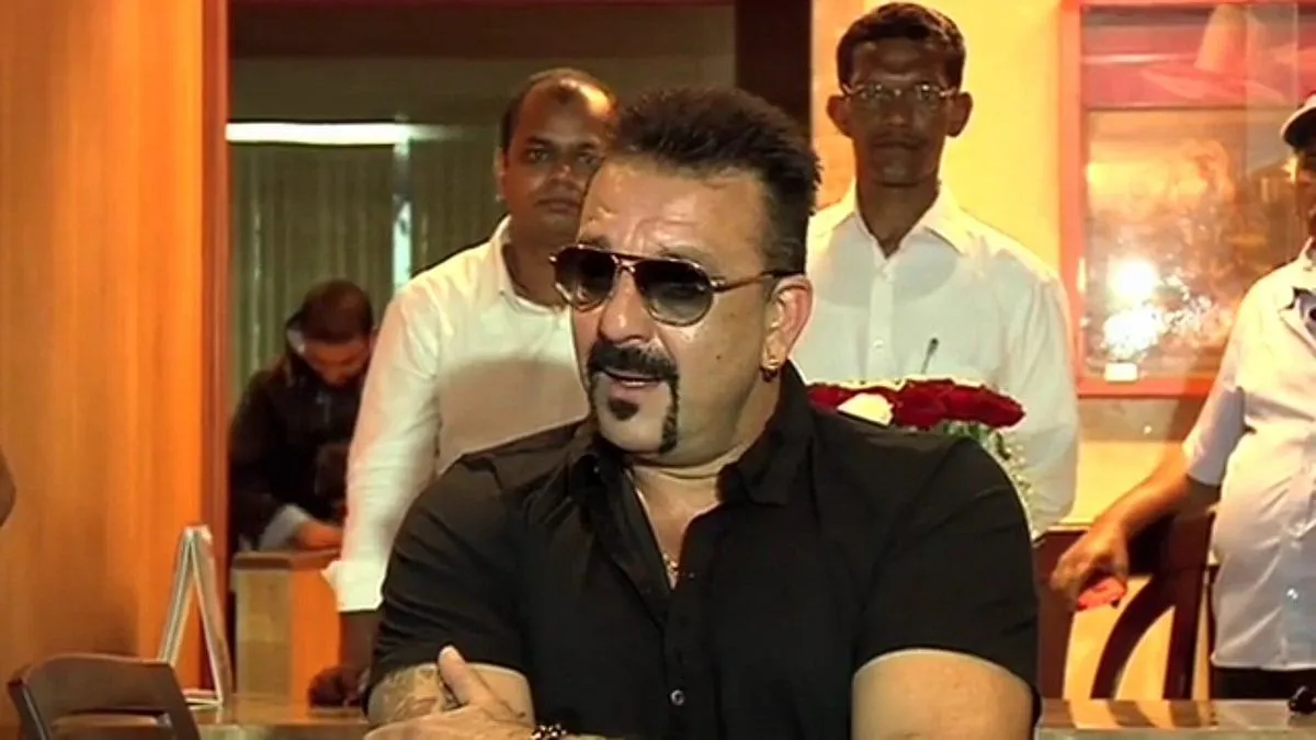 Mahesh Manjrekar Plan A Film With Sanjay Dutt - Entertainment News: Amar  Ujala - जेल से आने के बाद सबने छोड़ा साथ, तो पुराने दोस्त ने पकड़ा संजय दत्त  का हाथ
