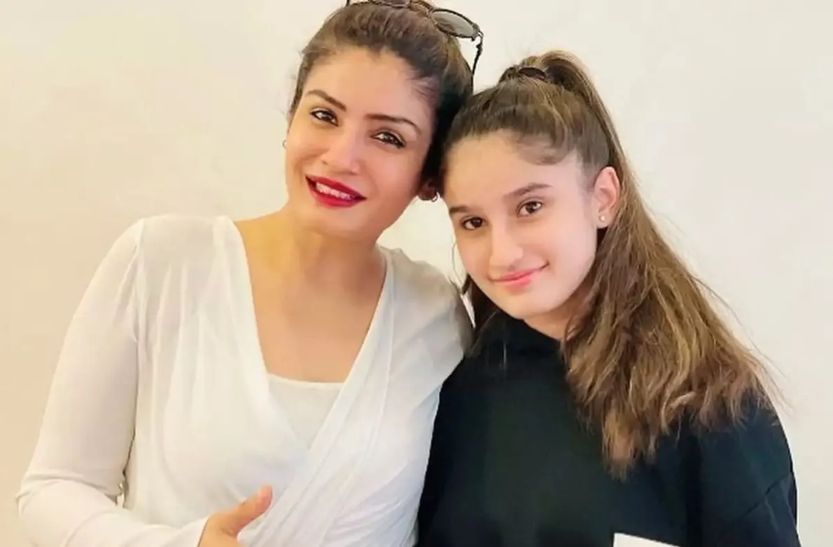 Raveena Tandon Daughter Rasha Thadani Gets Pushed By Man For Selfie Actress Angrily Reacts Know In Detail - Entertainment News: Amar Ujala - Raveena Tandon: At the airport with Raveena's daughter Rasha