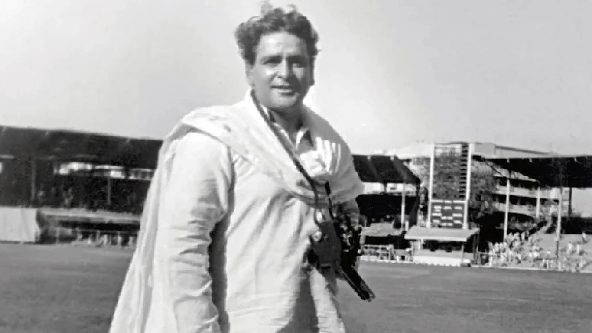 Prithviraj Kapoor Birth Anniversary Interesting Facts About The Actor Who  Stand With A Bag Outside Theatre - Entertainment News: Amar Ujala - Prithviraj  Kapoor:कर्मचारियों की मदद को तैयार रहते थे पृथ्वीराज, झोला