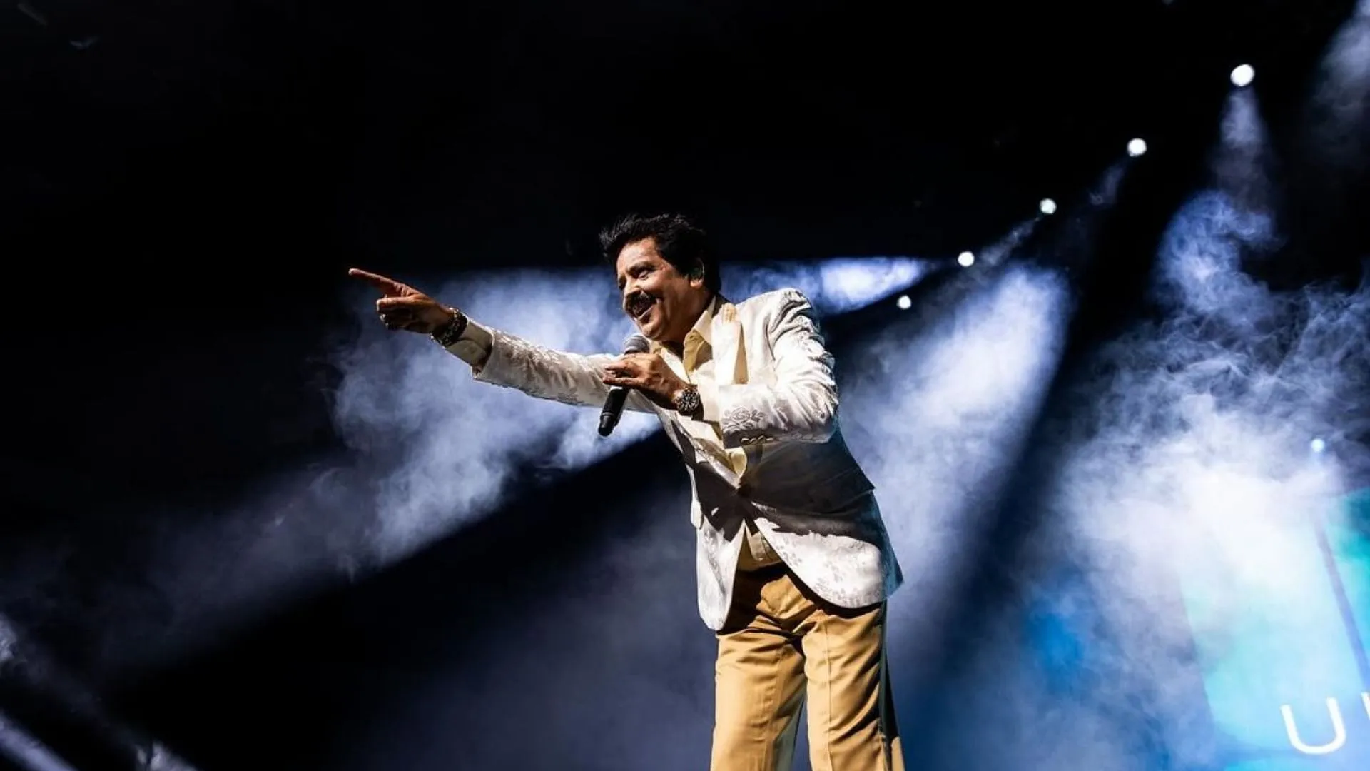 Udit Narayan Kisses Female Fans During Concert Social Media User Reacts  With Anger - Entertainment News: Amar Ujala - Udit Narayan:उदित नारायण ने  कॉन्सर्ट के दौरान महिला फैंस को किया किस, सोशल