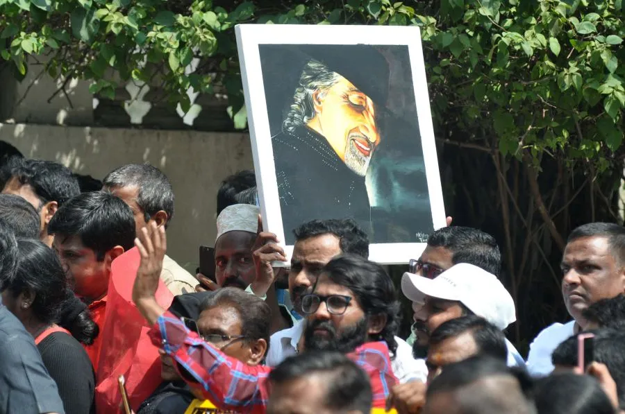 Photos: अमिताभ बच्चन ने अपने फैंस और परिवार के साथ कुछ इस तरह सेलिब्रेट किया जन्मदिन