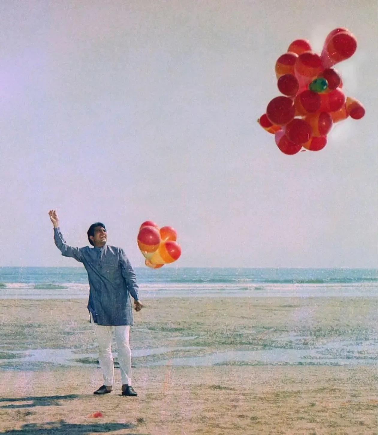 Zindagi Kaisi Hai Paheli Haye Kabhi Toh Hasaye,