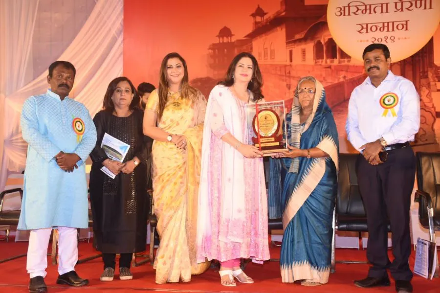श्रीमती अस्मिता दिघावकर के श्रद्धाजंलि समारोह में महिलाएं सम्मानित