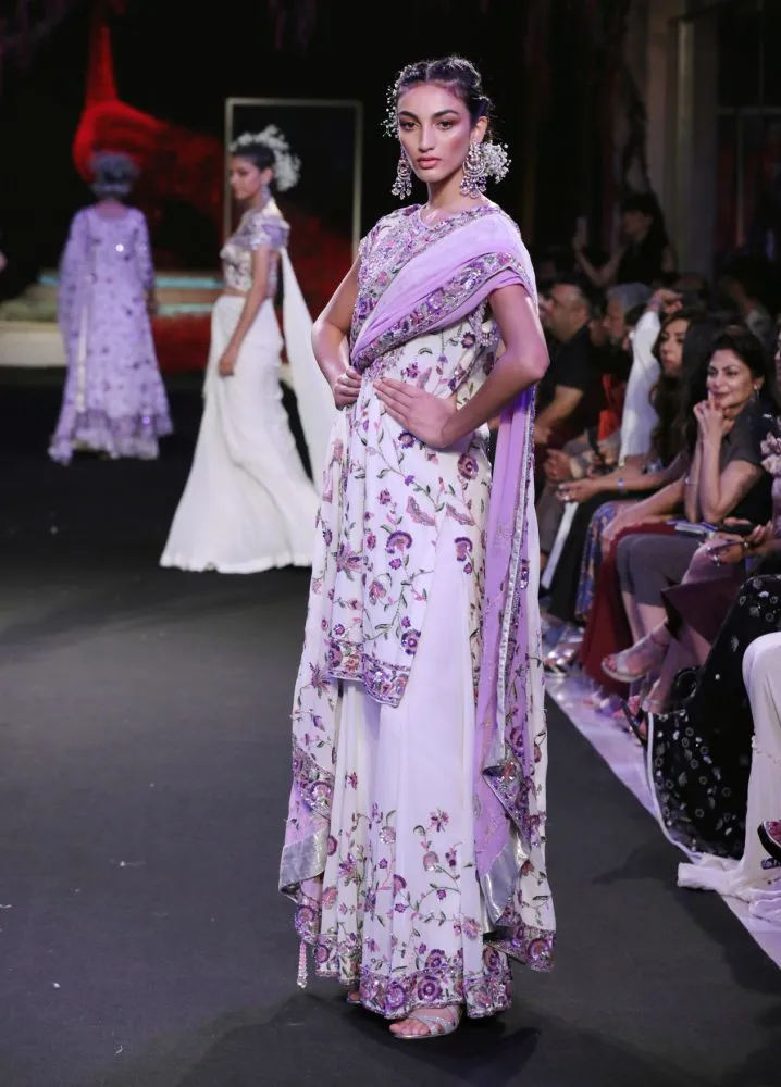 FDCI इंडिया कॉट्योर वीक 2019 में सुनीत वर्मा ने दिखाया अपना नया कलेक्शन अमारा