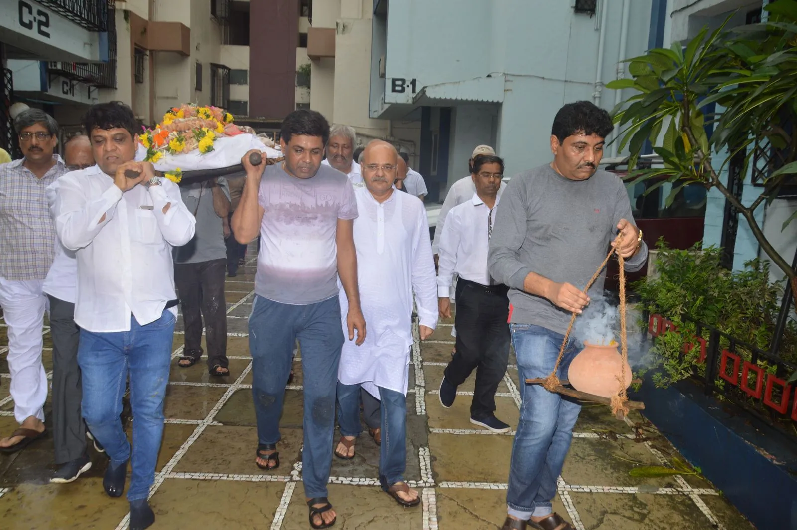 वयोवृद्ध गुजराती कांति भट्ट के अंतिम संस्कार में शामिल हुई गुजराती इंडस्ट्री की जानी-मानी हस्तियां