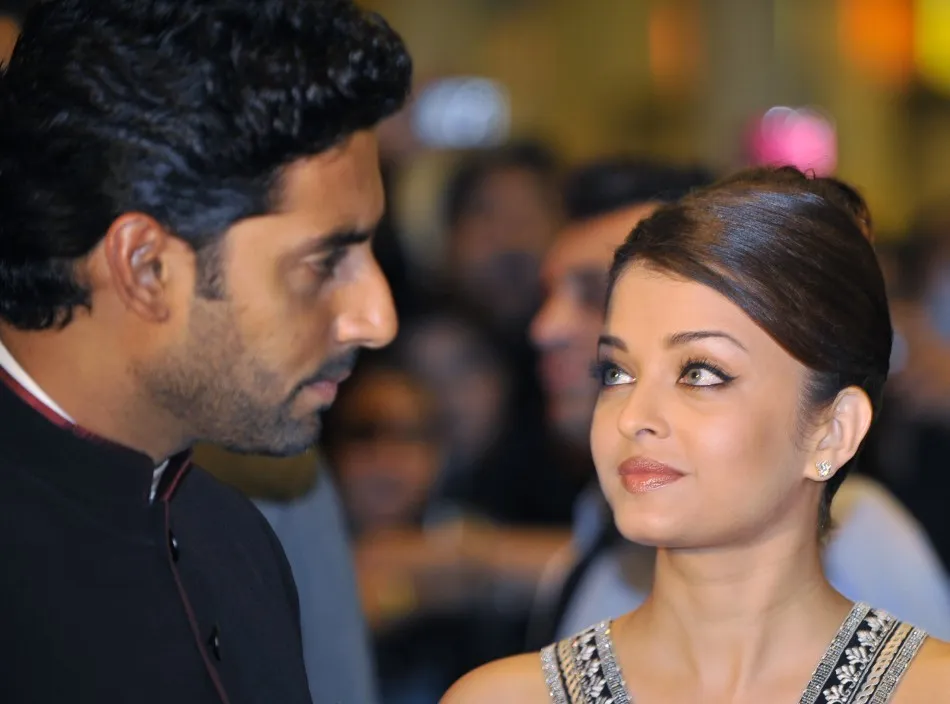 Does Aishwarya Rai Bachchan secretly check Abhishek Bachchan's phone?  [Video] - IBTimes India