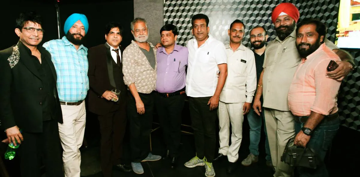 निर्देशक चंद्रकांत सिंह ने अपना जन्मदिन दोस्तों के साथ अँधेरी में मनाया