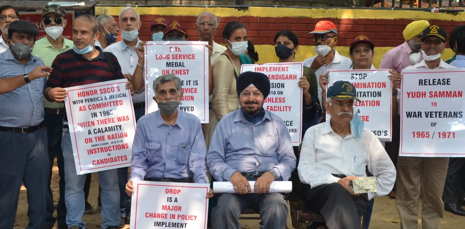राष्ट्रपिता महात्मा गांधी के जन्मदिवस पर सैनिकों का पेंशन के लिए धरना