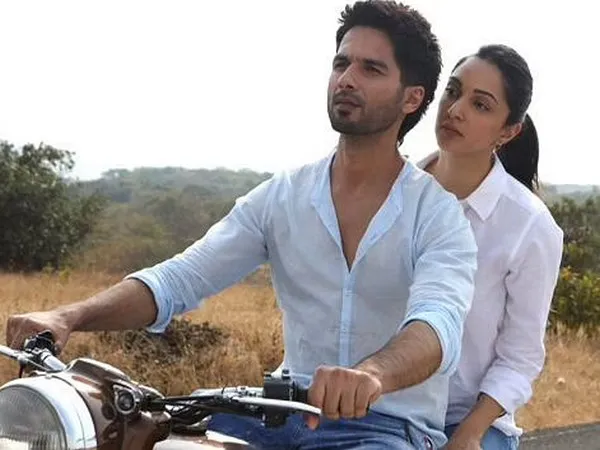 Kiara Advani plays 'Kaise Hua' from 'Kabir Singh' on piano, Shahid Kapoor  reacts