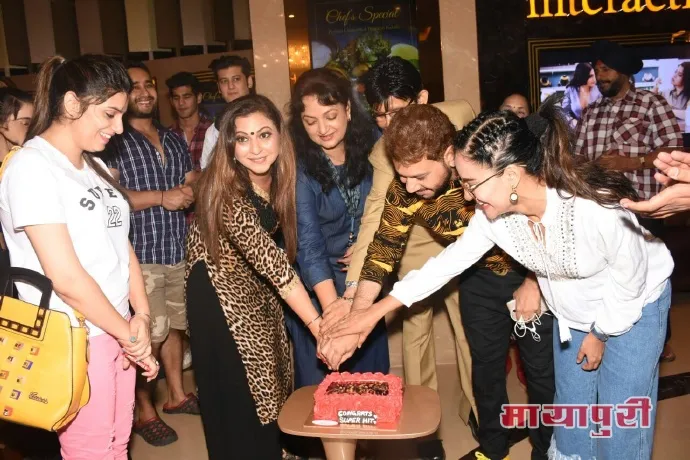 Mannat Noor, Gurpreet Kaur Chadha, Upasana Singh, Gurmeet Singh & Lizaa Malik cutting the cake