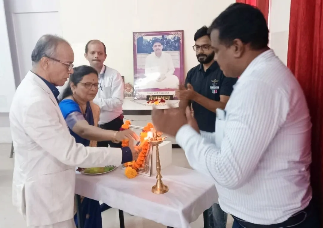 डॉ.अमरसिंह निकम को 
