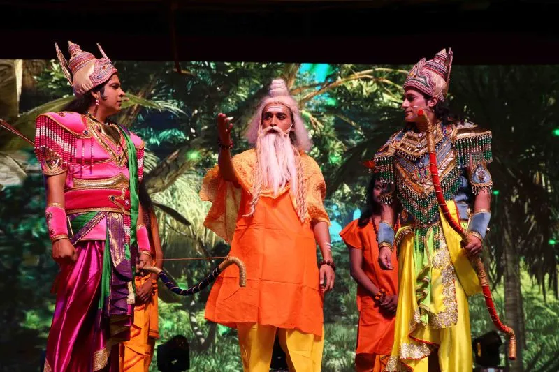 लवकुश रामलीला में तीसरे दिन अहिल्या उद्धार, धनुष विखंडन और सीता स्वयंवर का मनोहारी मंचन