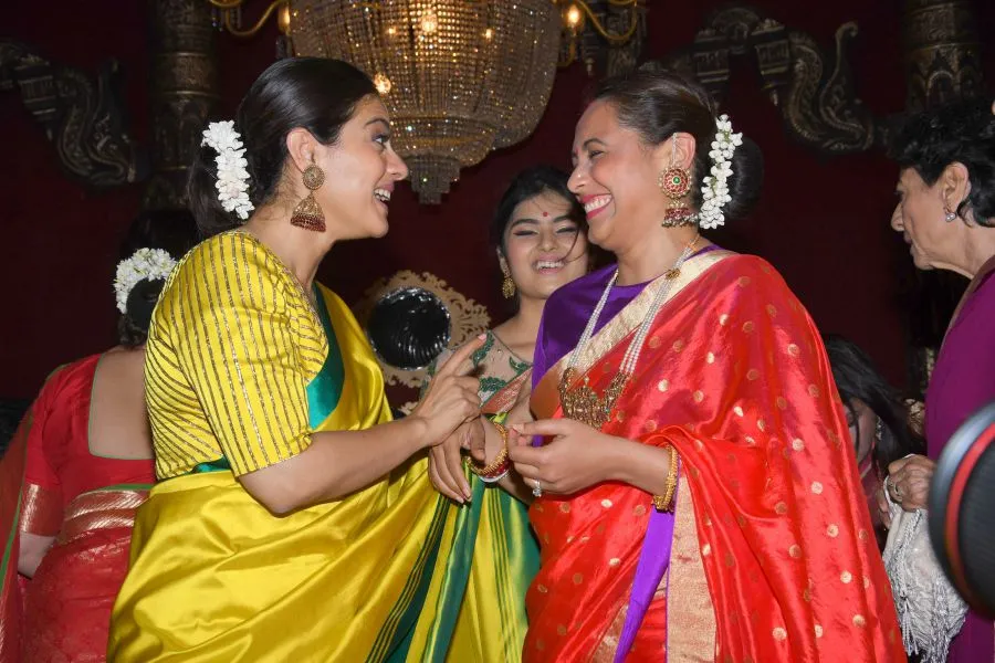Photos: 20 साल बाद दुर्गा पूजा पर साथ नज़र आई रानी मुखर्जी और काजोल