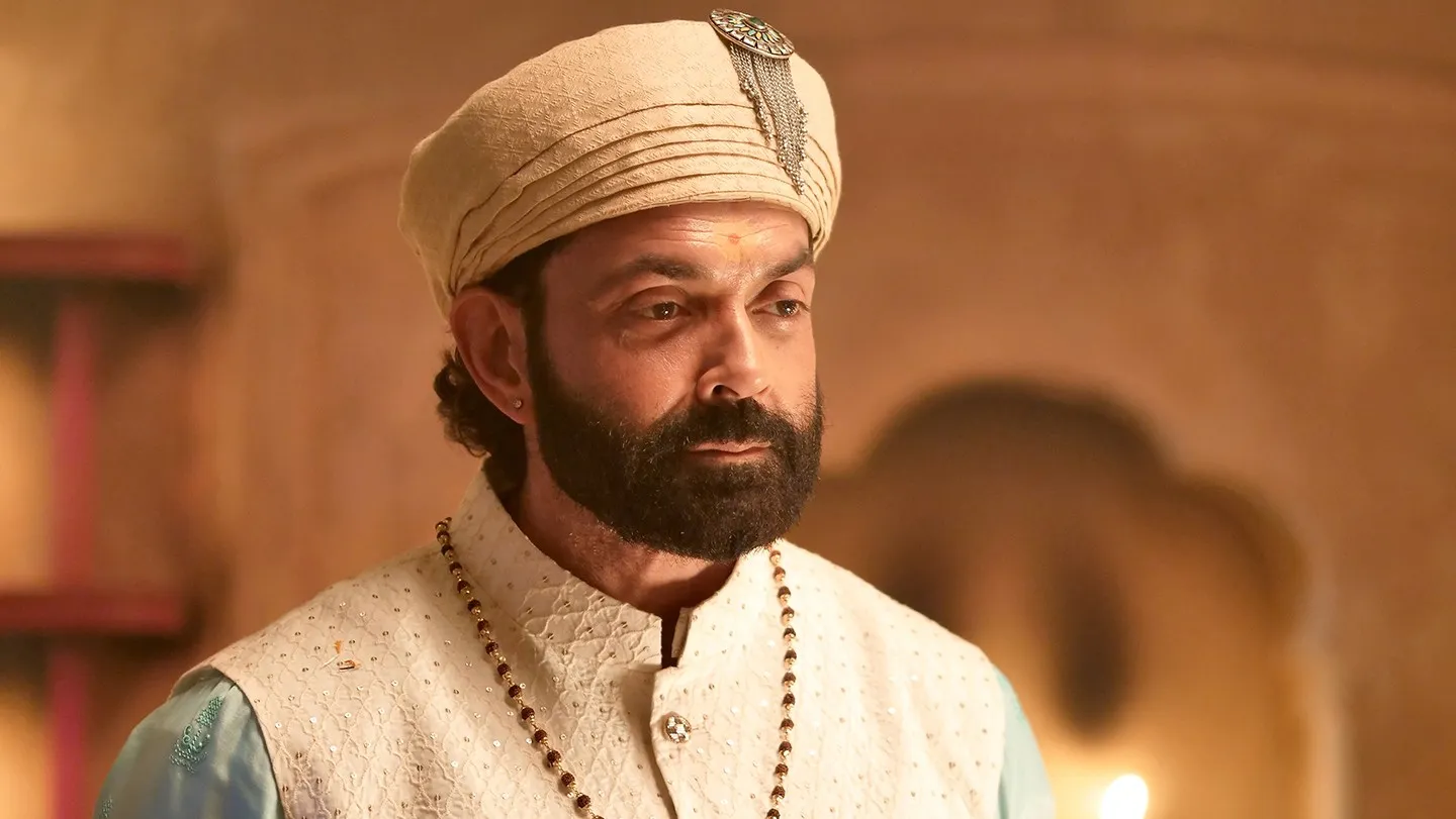 एमएक्स ओरिजिनल सीरीज ‘आश्रम’ एक स्वघोषित बाबा पर लाखों लोगों द्वारा किए गए अंधविश्वास को उजागर करता है