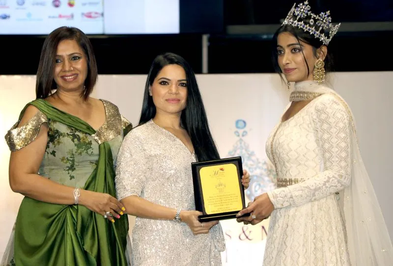 सेलेब्स ने मिस और मिसेज टियारा इंडिया के सेमीफाइनल में ठाणे के लैंडमार्क कार्स में शिरकत की 