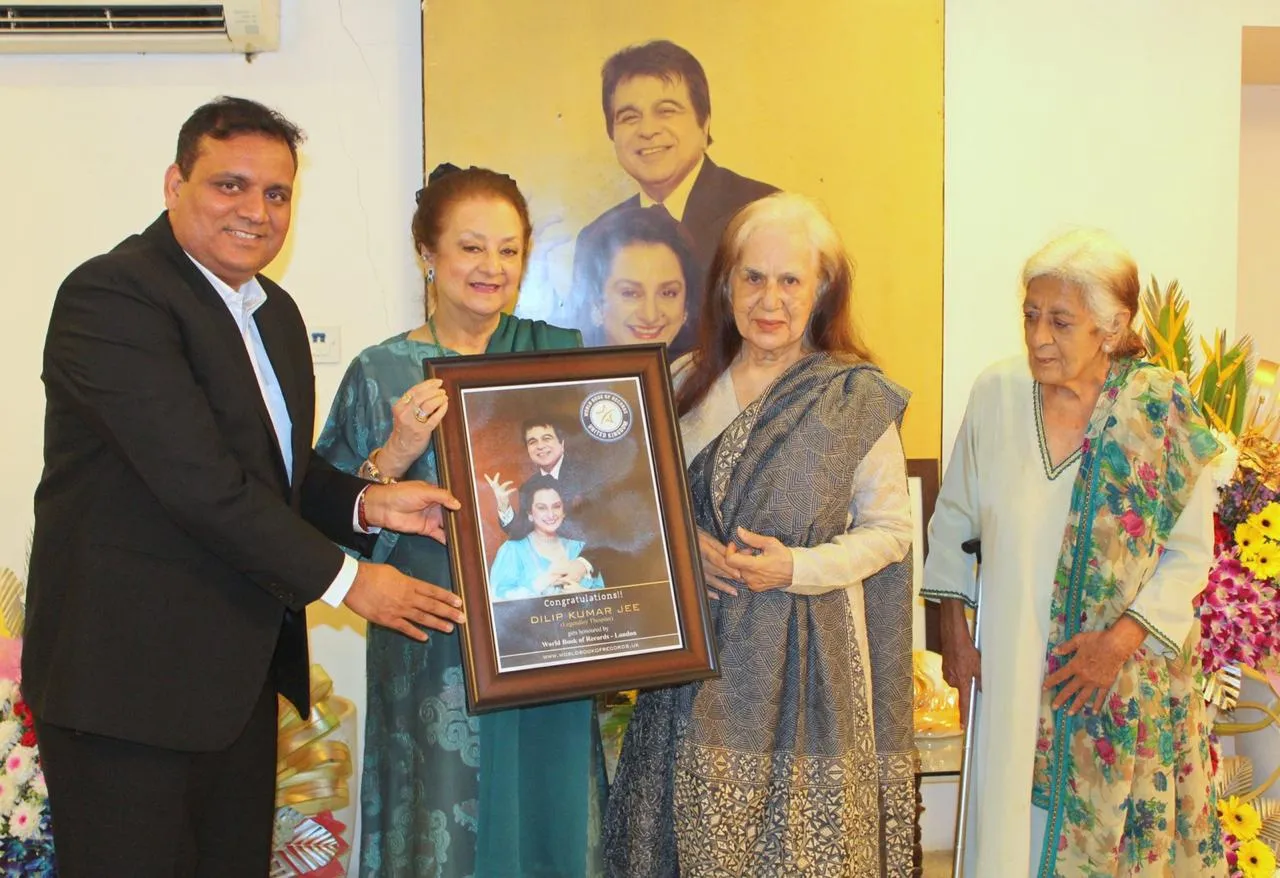 Photos: दिलीप कुमार को उनके 97वें जन्मदिन पर ‘लंदन वर्ल्ड बुक ऑफ रिकॉर्ड्स’ ने सम्मानित किया