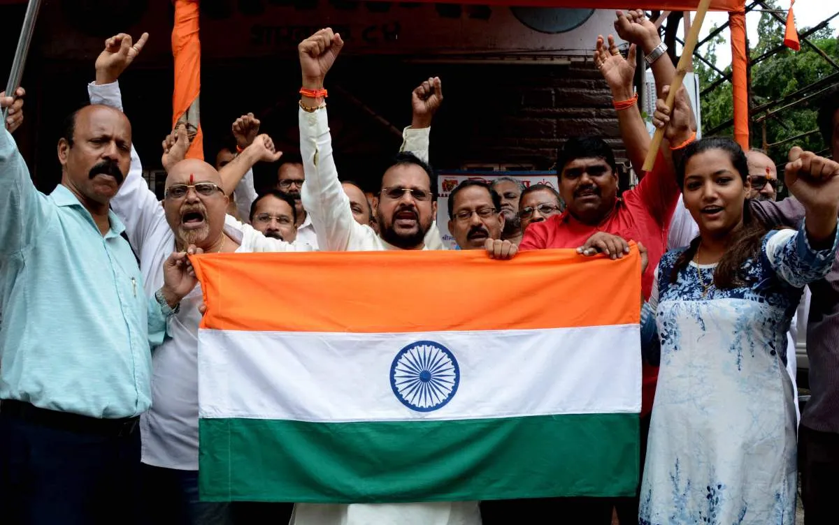शिवसेना के कार्यकर्ताओं ने जम्मू और कश्मीर पर 370 को खत्म करने के लिए सरकार के फैसले का जश्न मनाया