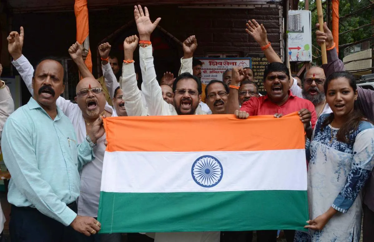 शिवसेना के कार्यकर्ताओं ने जम्मू और कश्मीर पर 370 को खत्म करने के लिए सरकार के फैसले का जश्न मनाया
