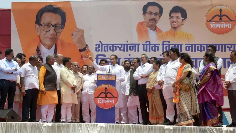 शिवसेना अध्यक्ष उद्धव ठाकरे पार्टी कार्यकर्ताओं के साथ बीमा कंपनियों के खिलाफ मुंबई में किसानों के प्रीमियम दावों के लिए विरोध रैली में भाग लिया