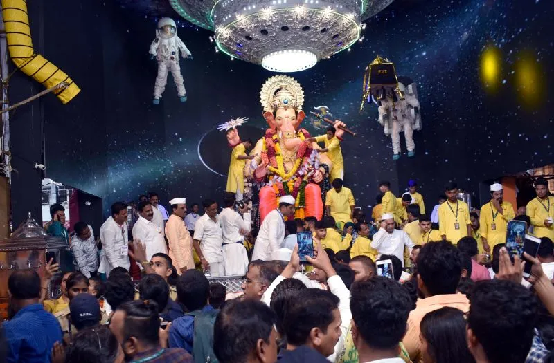 गणेश चतुर्थी शुरू होते ही भक्त लालबागचा राजा पंडाल में पूजा अर्चना करते हैं