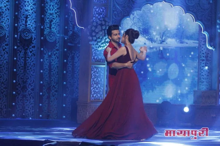 Dheeraj Dhoopar and Shradha Arya performing on the romnatic number 