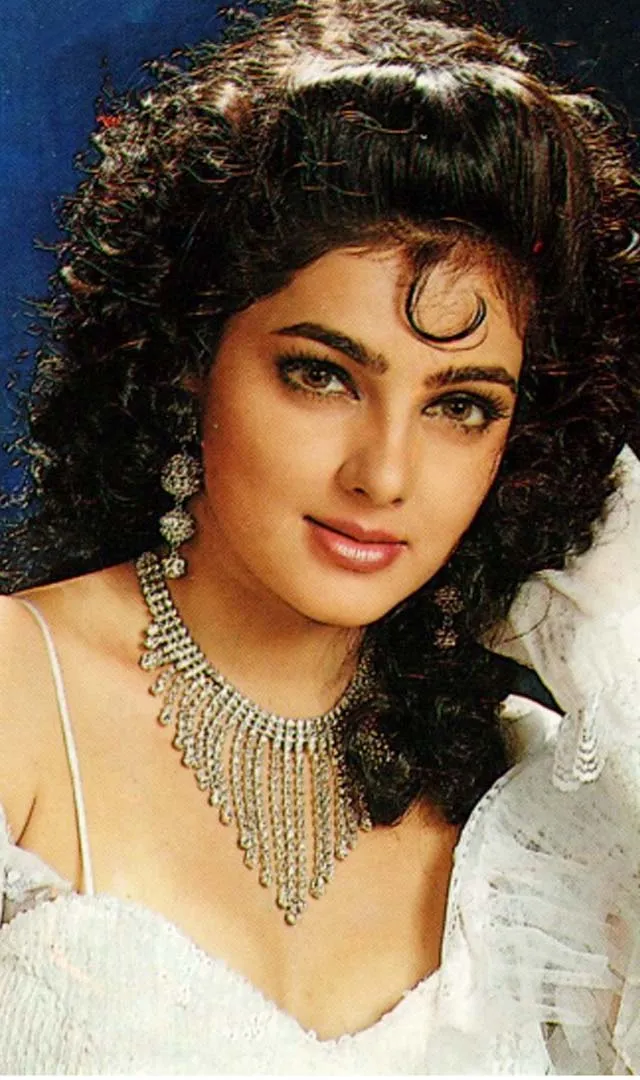 Mamta Kulkarni : टॉपलेस फोटोशूट से लेकर ड्रग्स तस्करी तक