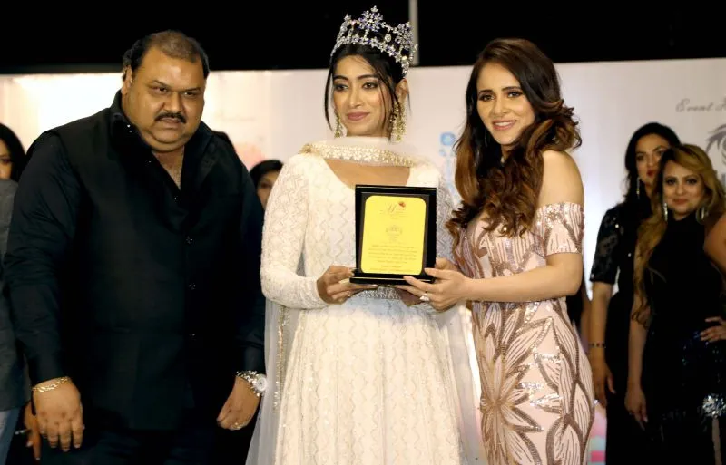 सेलेब्स ने मिस और मिसेज टियारा इंडिया के सेमीफाइनल में ठाणे के लैंडमार्क कार्स में शिरकत की 