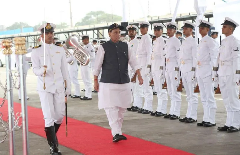 रक्षामंत्री राजनाथ सिंह ने किया INS विक्रमादित्य का दौरा, नेवी और कोस्ट गार्ड की तारीफ की