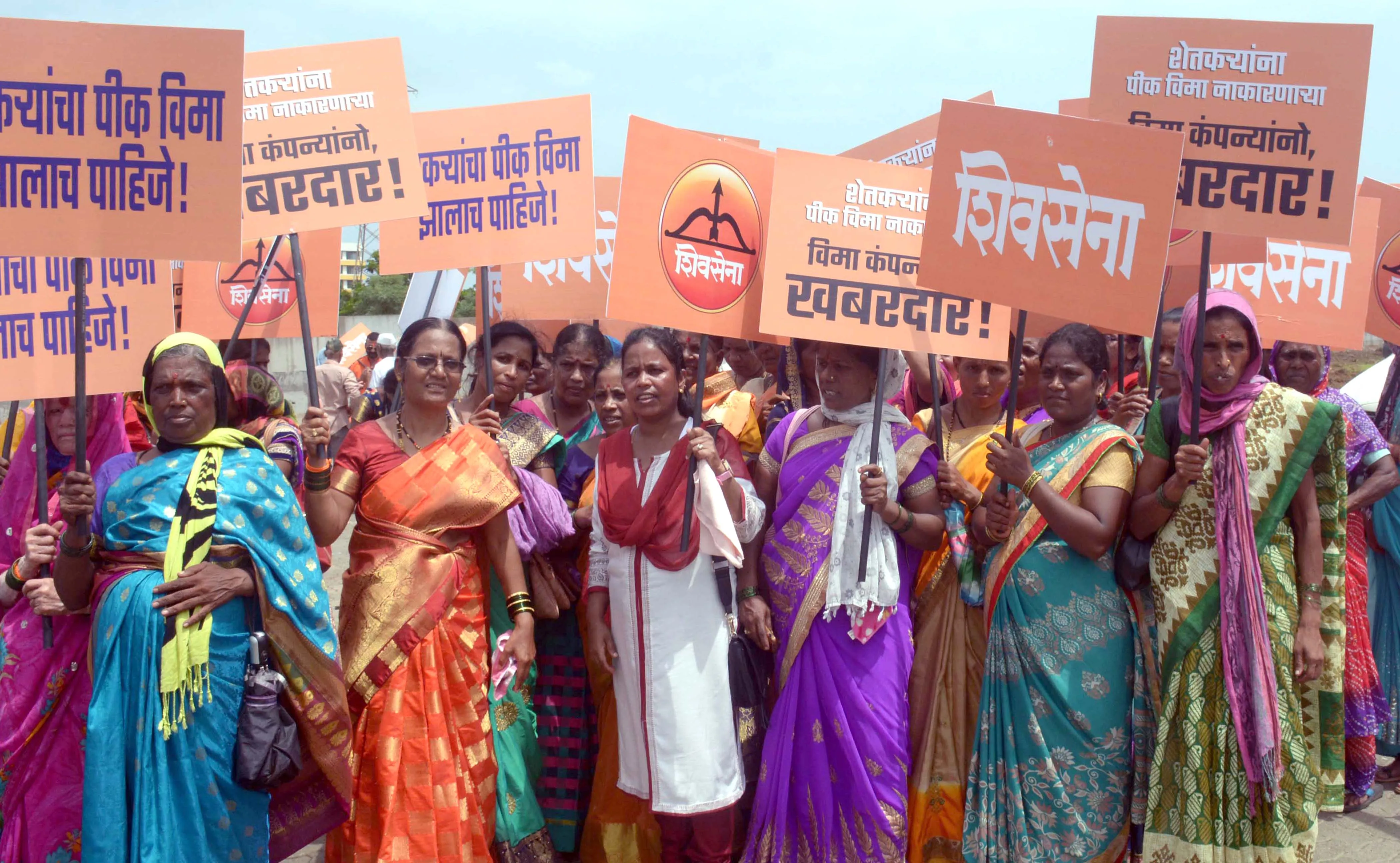 शिवसेना अध्यक्ष उद्धव ठाकरे पार्टी कार्यकर्ताओं के साथ बीमा कंपनियों के खिलाफ मुंबई में किसानों के प्रीमियम दावों के लिए विरोध रैली में भाग लिया