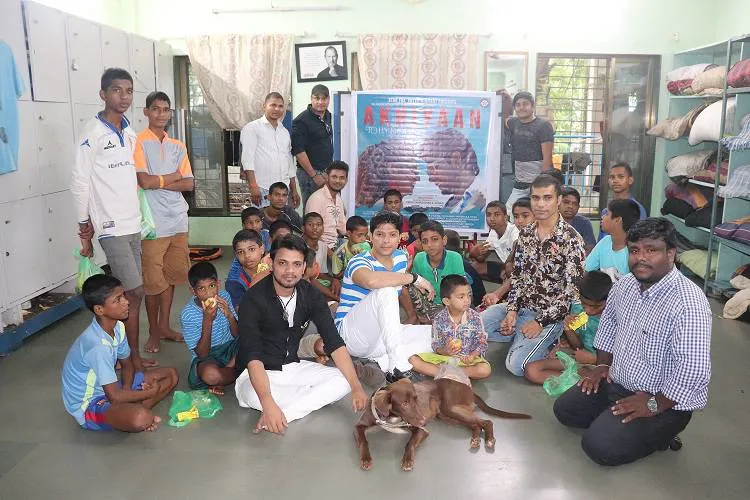 बॉलीवुड में हो रही है एक और खान की एंट्री, जिसने किया अनोखे अंदाज में एलबम का पोस्टर लॉन्च