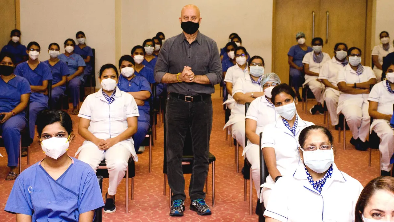 एक्टर अनुपम खेर ने मेडिकल&nbsp;रिसर्च इंस्टिव्यूट में&nbsp; मेडिकल फ्रटर्नटी की प्रशंसा की