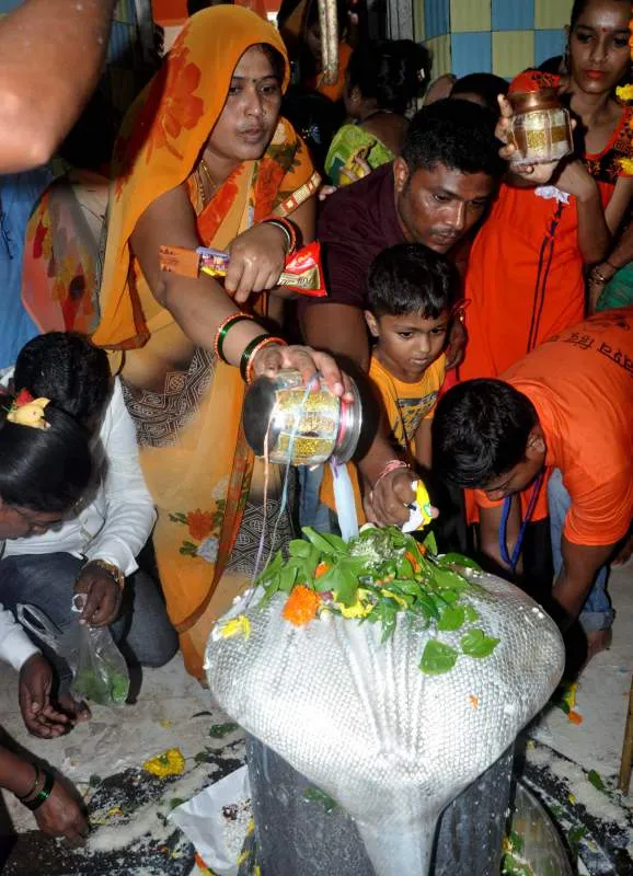मुंबई के किलेश्वर महादेव मंदिर में भक्तों ने मनाया नाग पंचमी का त्योहार