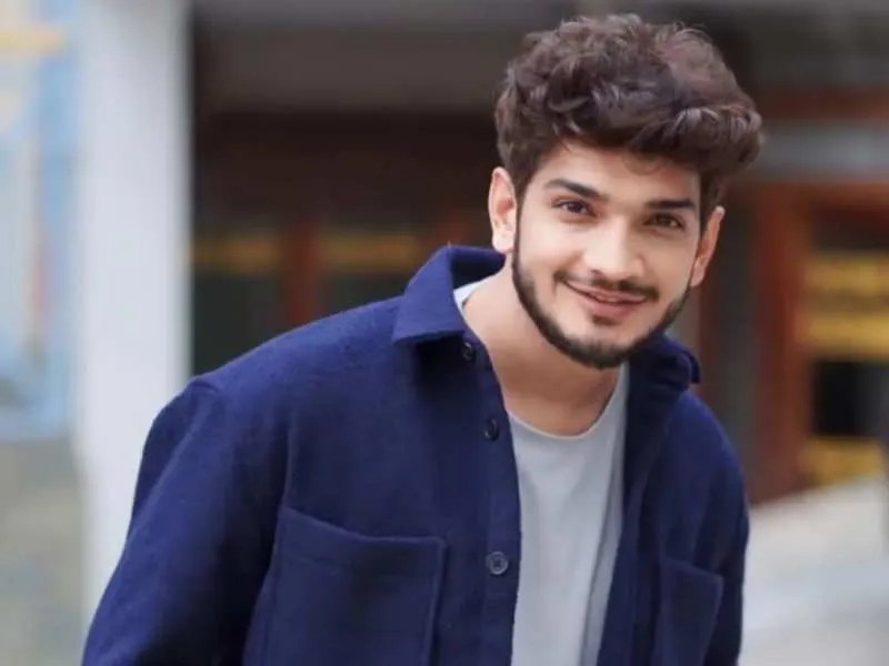 Youth protest against Bigg Boss winner Munawar Faruqui visit to Dharamshala  as he comment on Hindu religion | बिग बॉस विनर मुनव्वर फारूकी के धर्मशाला  आने के विरोध में उतरे युवा, हिंदू