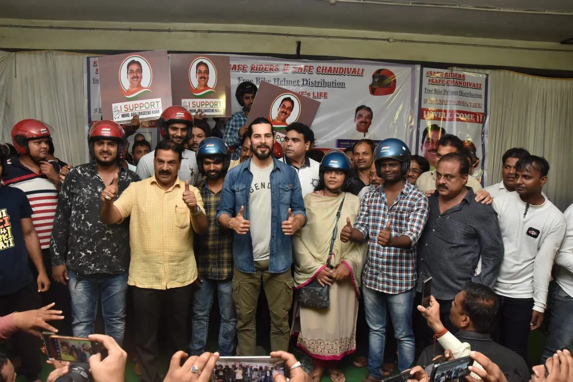 मुंबई में हेलमेट जागरूकता अभियान के दौरान डीनो मोरिया ने हेलमेट पहना