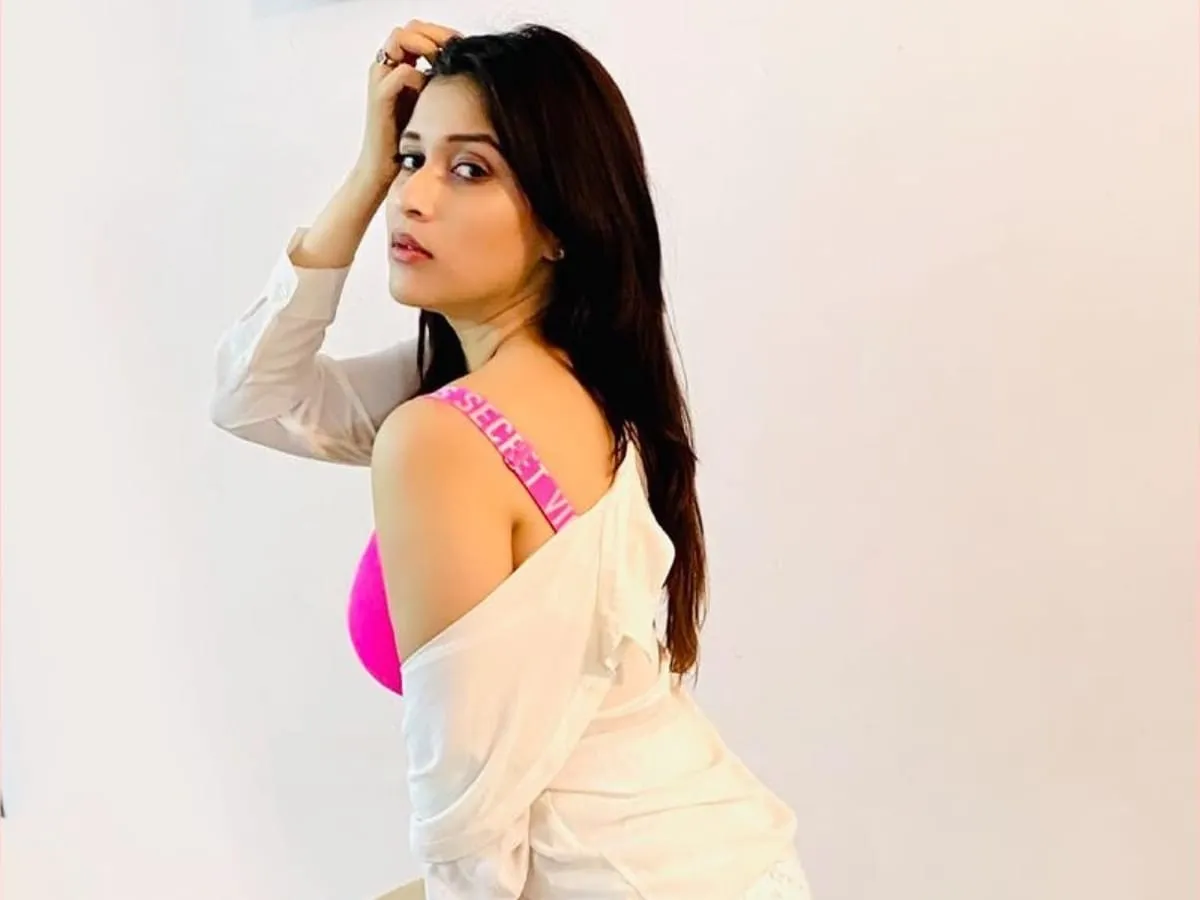 Bigg Boss 17: Mannara Chopra Clarifies Director Kissing Her, Says 'He  Considers Me As His Baby...' - News18