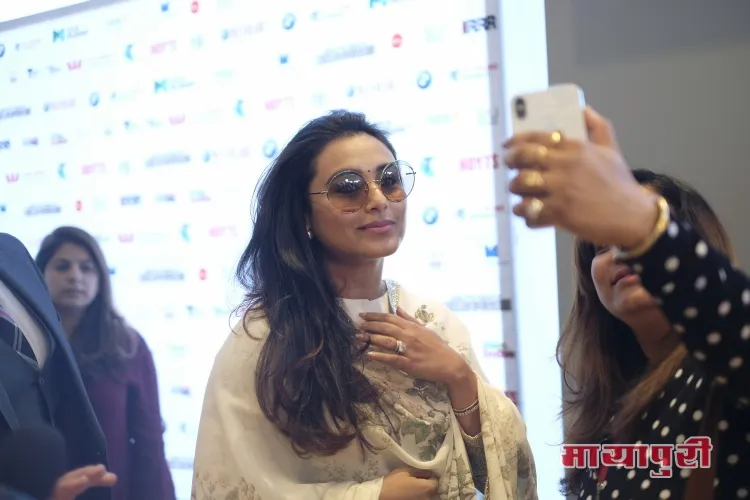 Rani Mukerji takes a pictures with a fan