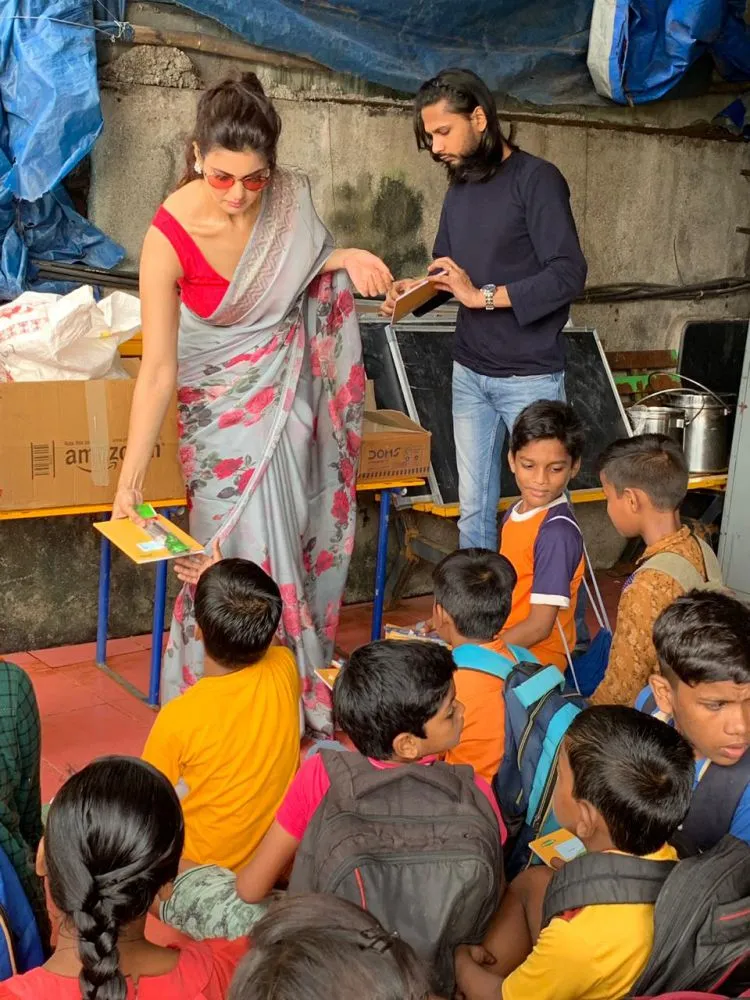 Photos: इहाना ढिल्लन ने NGO के बच्चों के साथ बिताया समय
