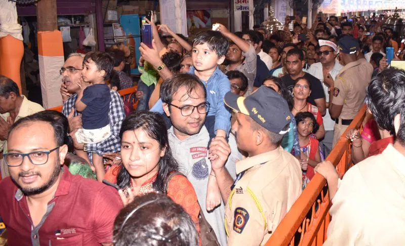 गणेश चतुर्थी शुरू होते ही भक्त लालबागचा राजा पंडाल में पूजा अर्चना करते हैं