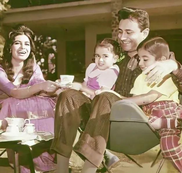 Dev Anand And His Wife, Kalpana Kartik Looks 'Made-For-Each-Other' In This  Rare Autographed Photo