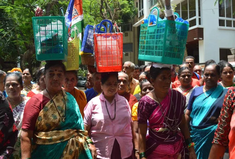 दक्षिण मुंबई के मछुआरों से मुलाकात करने पहुंचे महाराष्ट्र नवनिर्माण सेना के प्रमुख राज ठाकरे