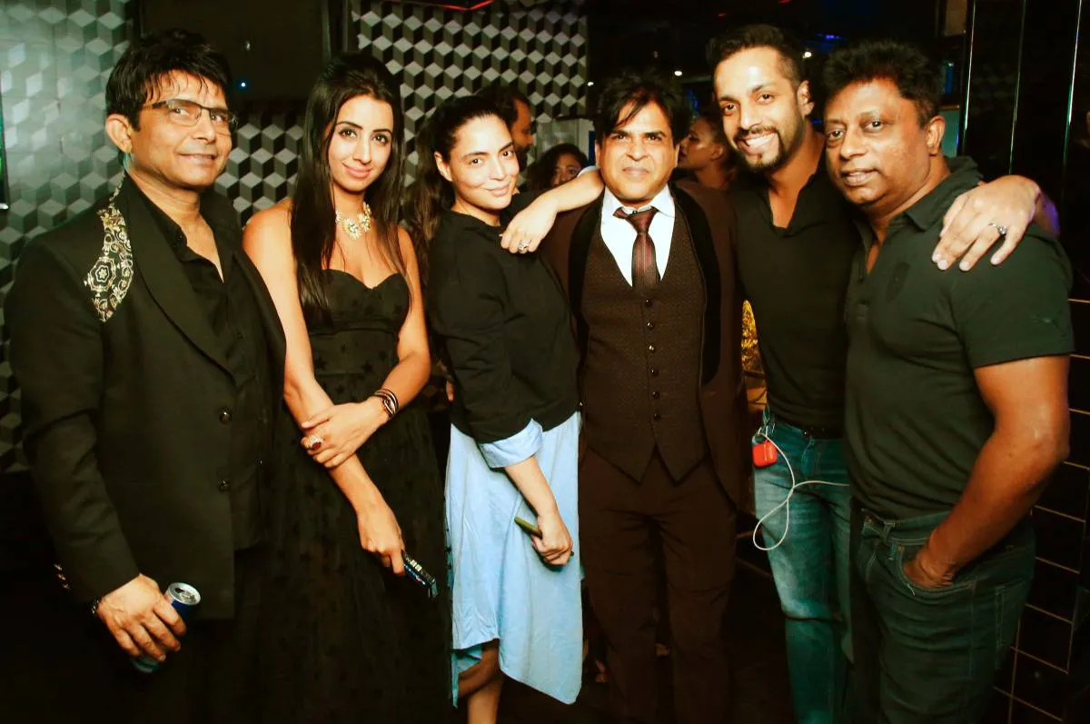 निर्देशक चंद्रकांत सिंह ने अपना जन्मदिन दोस्तों के साथ अँधेरी में मनाया