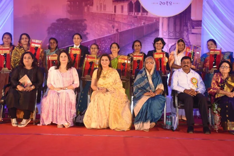 श्रीमती अस्मिता दिघावकर के श्रद्धाजंलि समारोह में महिलाएं सम्मानित