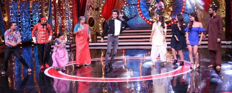 Warina Hussain and Aayush Sharma dancing with the cast on Comedy Circus