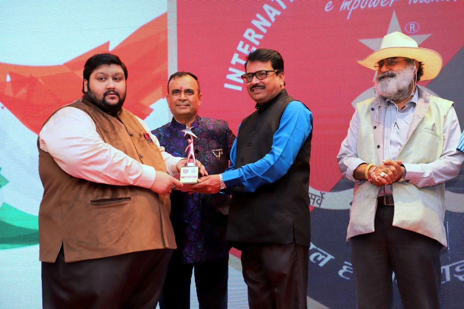 मनोज नाथवानी निर्देशक, जीत उपेंद्र को फिल्म बेटियों की बल्ले बल्ले के लिये डॉ बाबासाहेब अम्बेडकर नोबेल पुरस्कार से सन्मानित किया गया