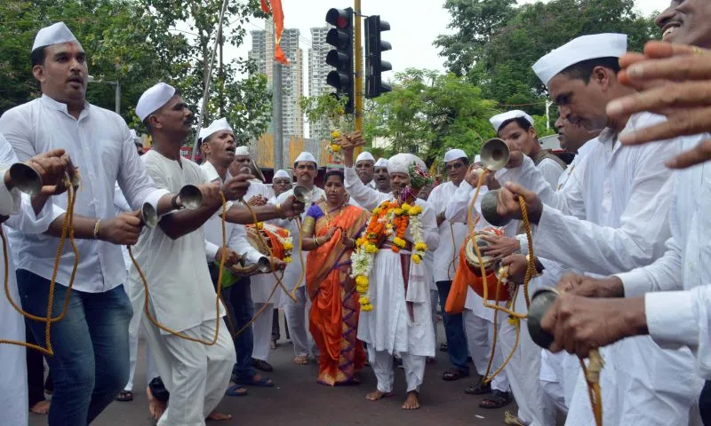 भगवान विठ्ठल मंदिर में आषाढ़ी एकादशी के अवसर पर बिंदी जुलूस में भाग लेते हुए भक्त