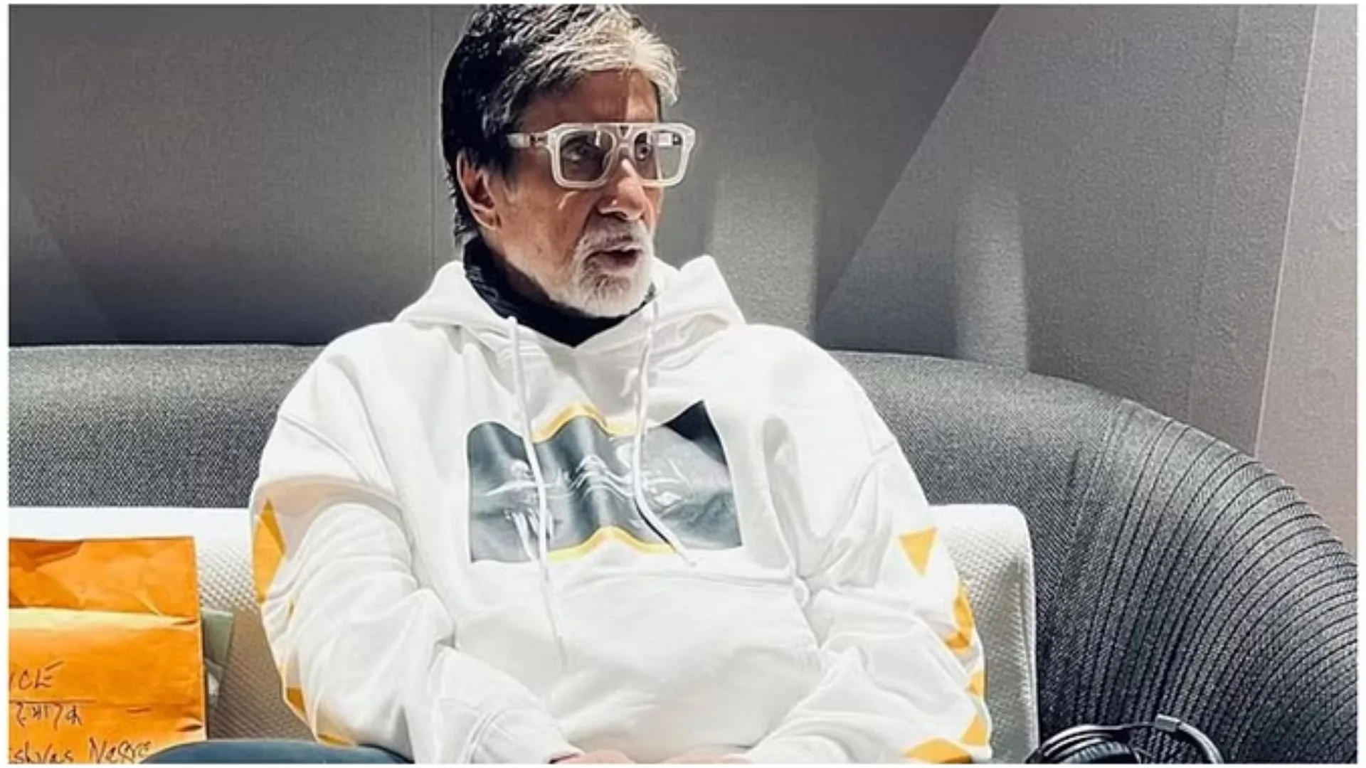 Amitabh Bachchan used to live with seven people in one room in kolkata he revealed his salary was 400 rupees