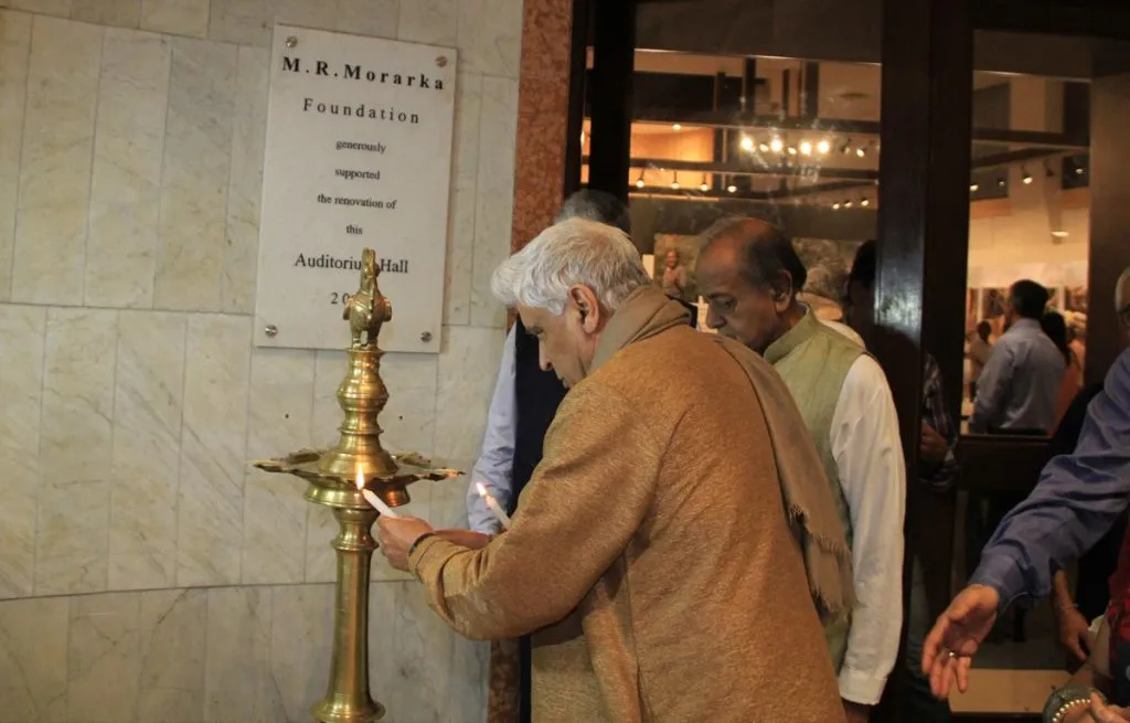 मुंबई में जावेद अख्तर ने यूनियन मिनिस्टर कमल मोरारका के नवीनतम एक्सिबिशन द बिग कैट्स का उदघाटन किया