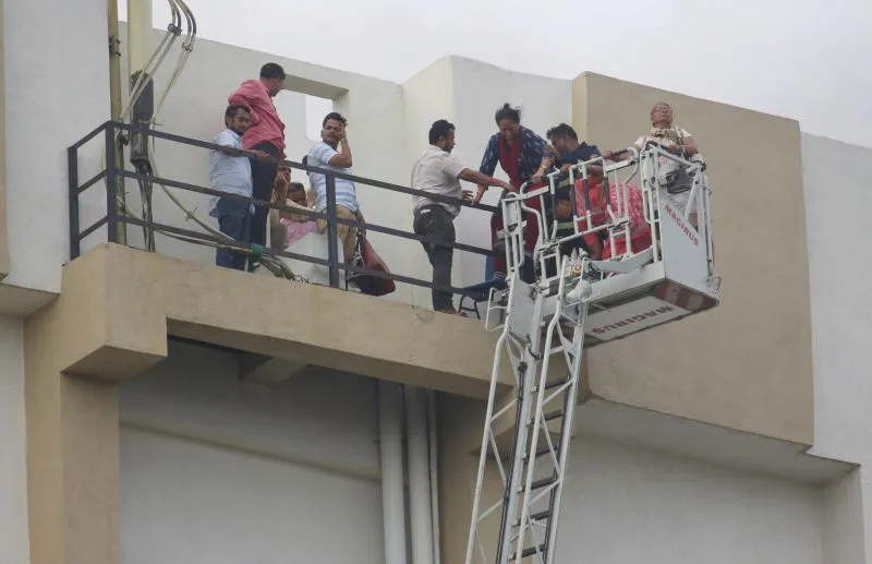 मुंबई की एमटीएनएल बिल्डिंग में लगी आग 84 लोगों को सकुशल निकाला गया बाहर