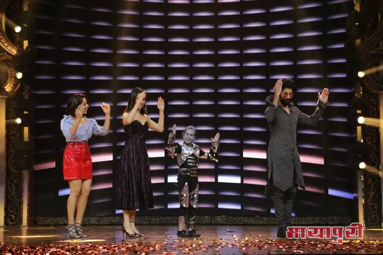 Yami Gautam, Shahid Kapoor and Shraddha Kapoor dancing with Dipali 2